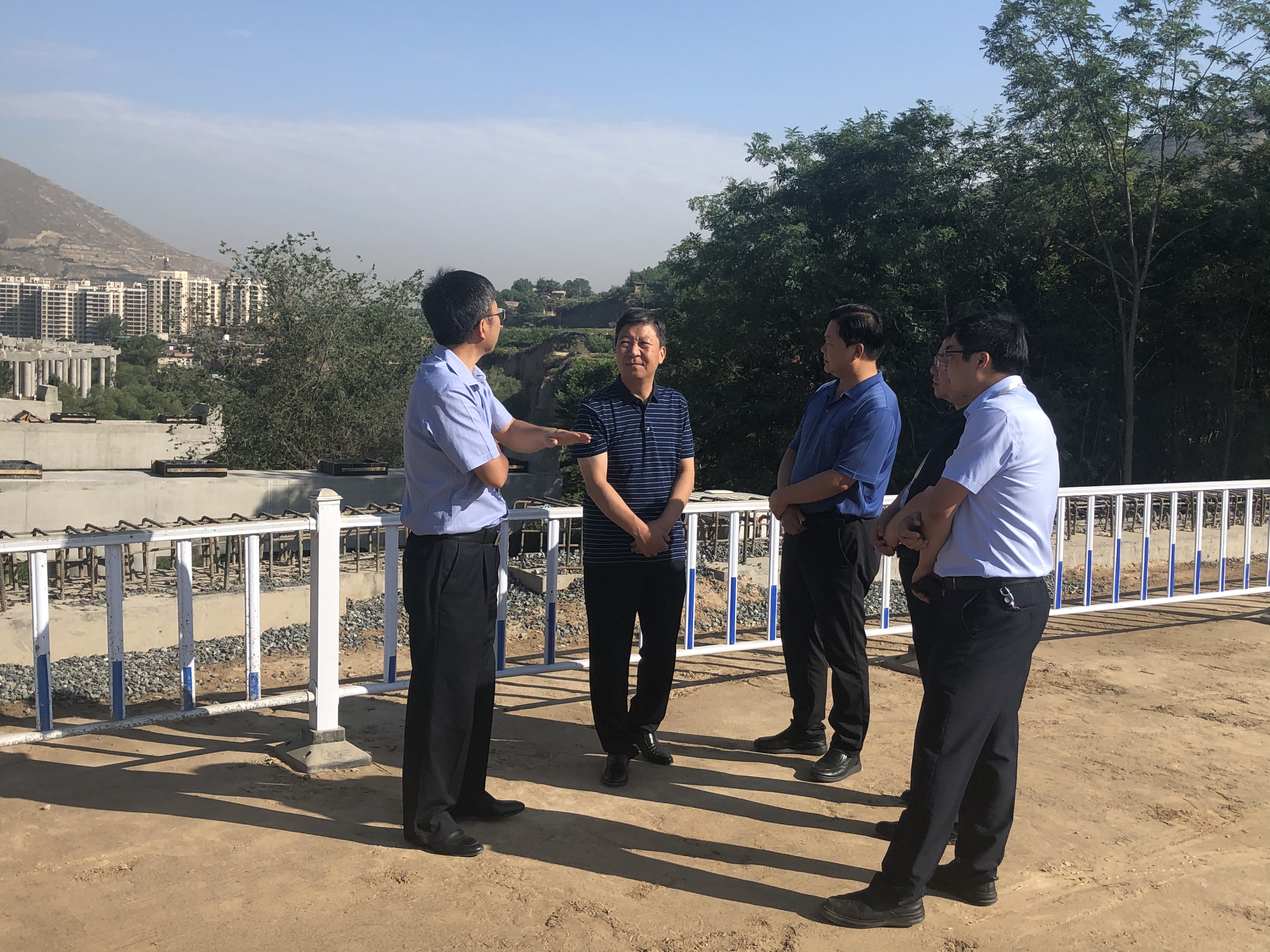 袁得豪總經(jīng)理調(diào)研蘭阿項(xiàng)目.jpg 袁得豪總經(jīng)理調(diào)研蘭阿項(xiàng)目.jpg
